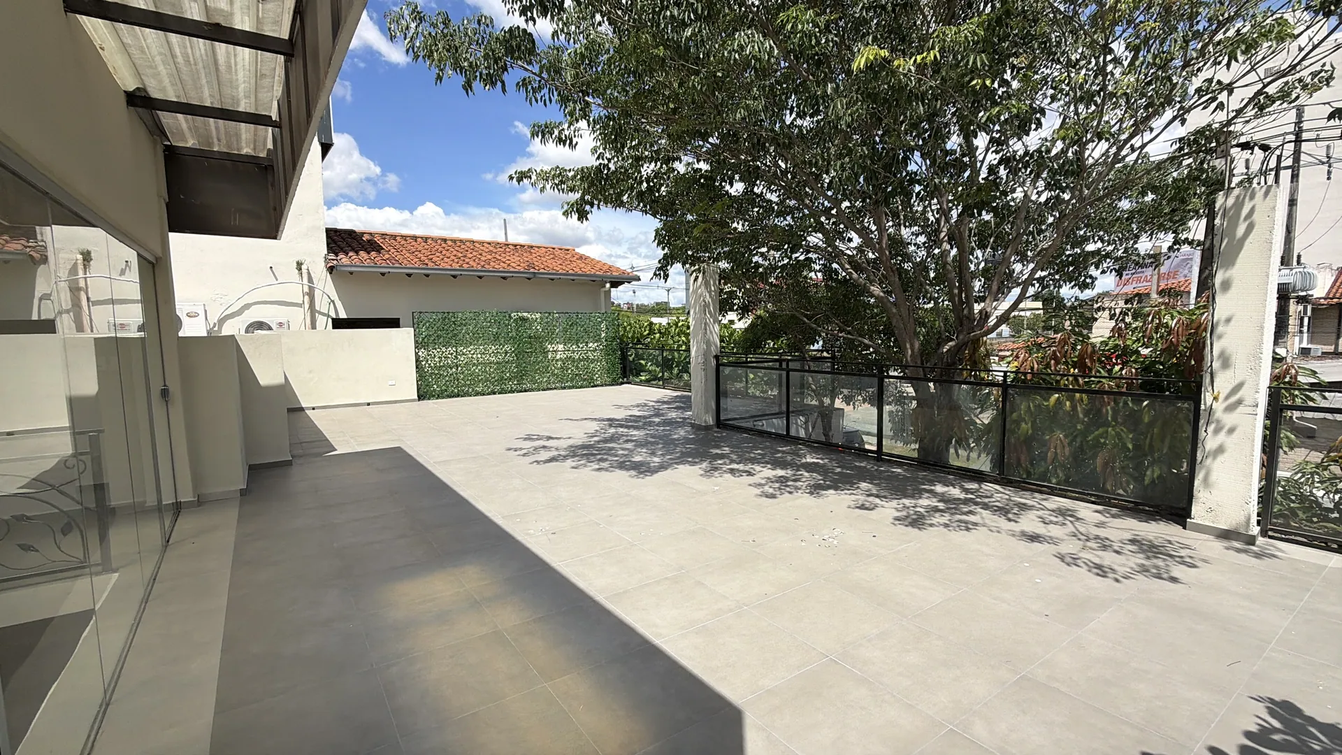 Terraza al aire libre con luz de tarde