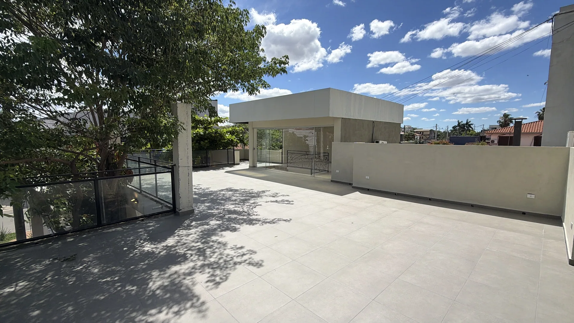 Amplio espacio al aire libre con un pabellón al fondo